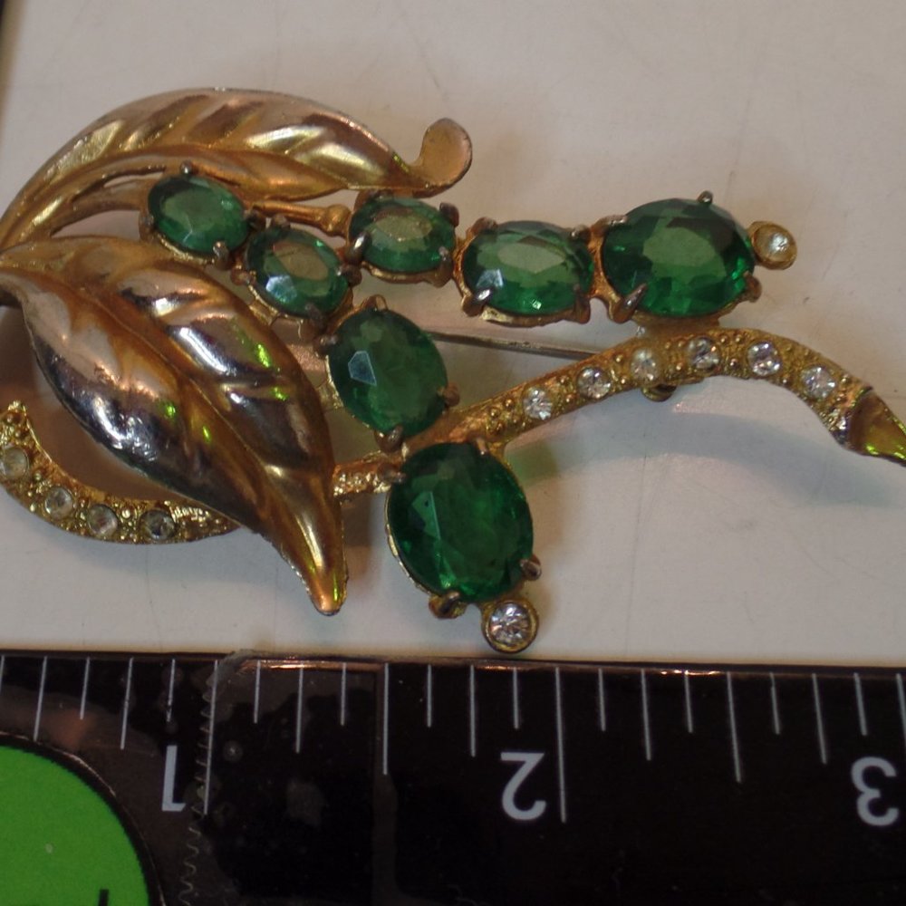 Vintage Goldtone & Green Stone Brooch, Unbranded apx 3" X 1.75"  Eyecatching! - Picture 9 of 10
